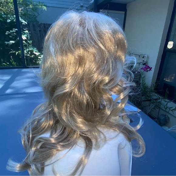 Wig, medium blond, 22”, waves - Picture 4 of 9